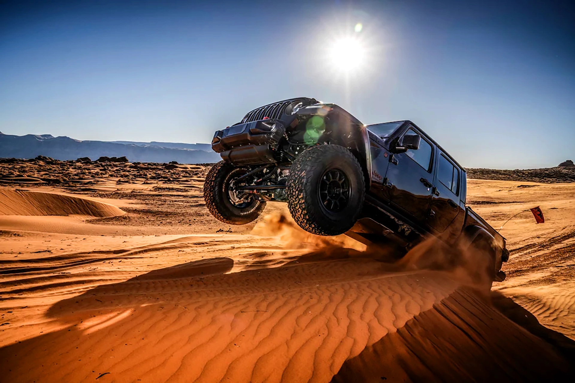 FOX FACTORY / FOX RACING | JEEP WRANGLER JL 4X4 JUMPING DESERT SAND DUNES